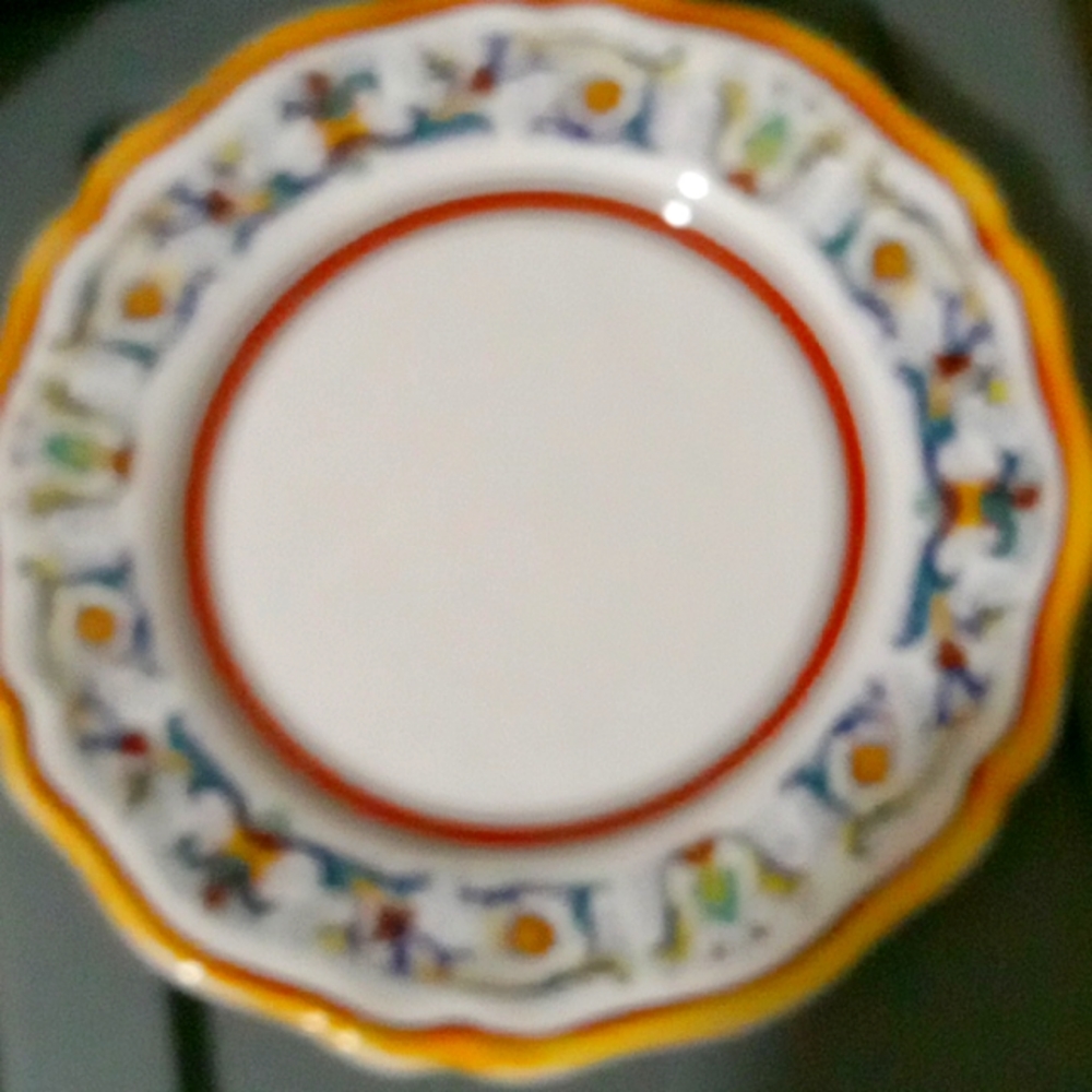Vintage hand crafted sur la table plates saucers